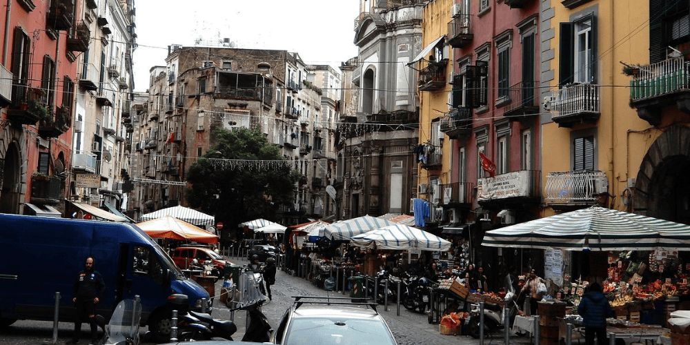 20240712120120-vintage-market-naples-vergini.png