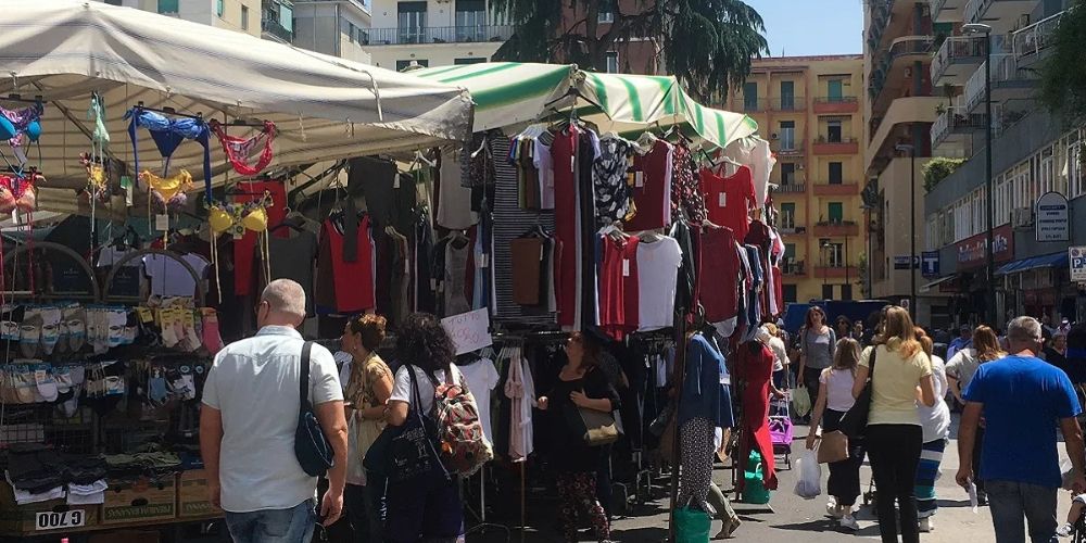 20250707152352-shopping-locale-mercatini-napoli.jpg