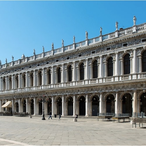 Eingang zu den Monumentalsälen der Biblioteca Nazionale Marciana