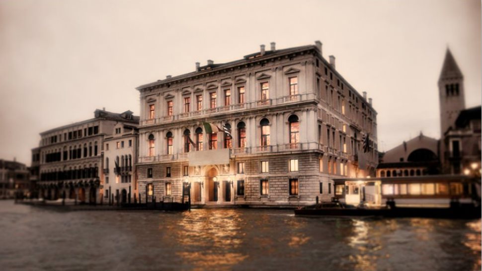 20200117225814I-fantasmi-di-Palazzo-Grassi-sul-canal-Grande-di-Venezia.jpg