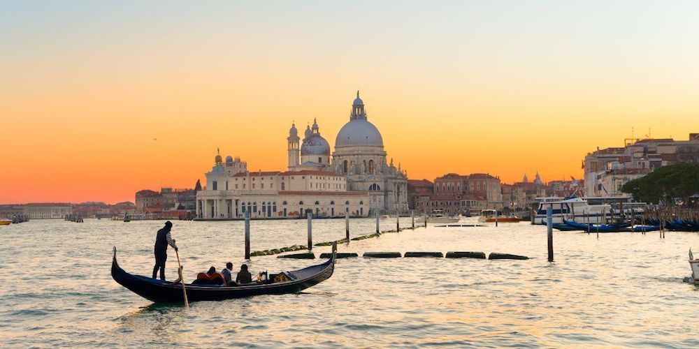 20240723105305-venezia-in-estate-gondola-al-tramonto.jpg