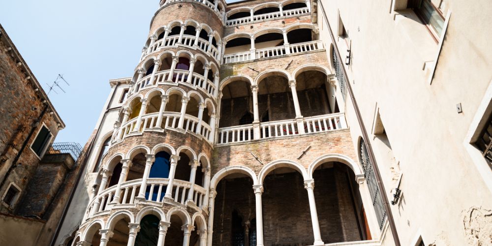 20250312091047-scala-del-bovolo-palazzo-contarini-venezia.png