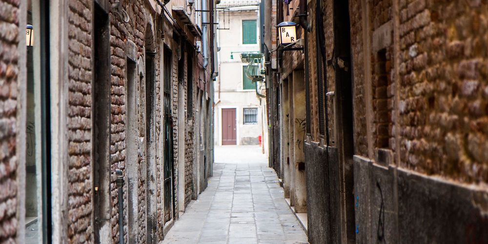 20250612113055-venice-in-the-summer-narrow-street.jpg 20250612113055-venice-in-the-summer-narrow-street.jpg