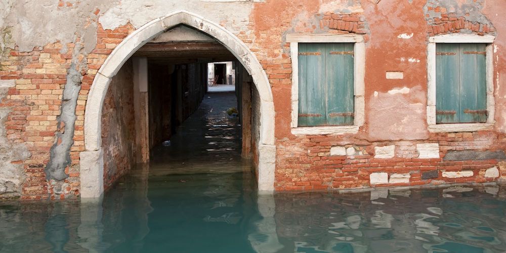 20250627072209-is-venice-sinking-acqua-alta.jpg