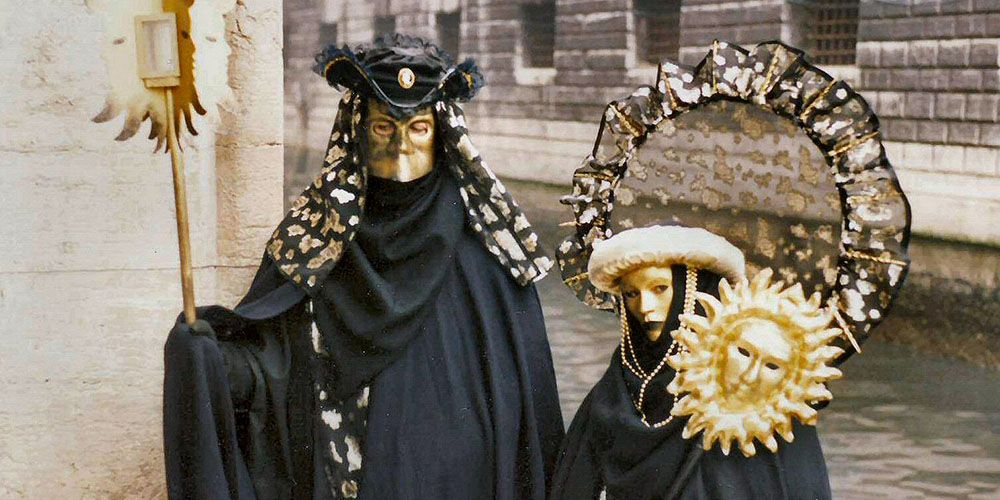 20250628103453-maschera-della-bauta-carnevale-venezia-cose-non-sapevi-fossero-state-inventate-a-venezia.jpg