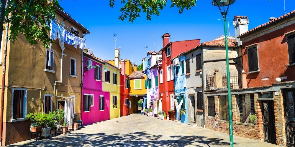 20250714002120-murano-vs-burano-burano-courtyard.jpg